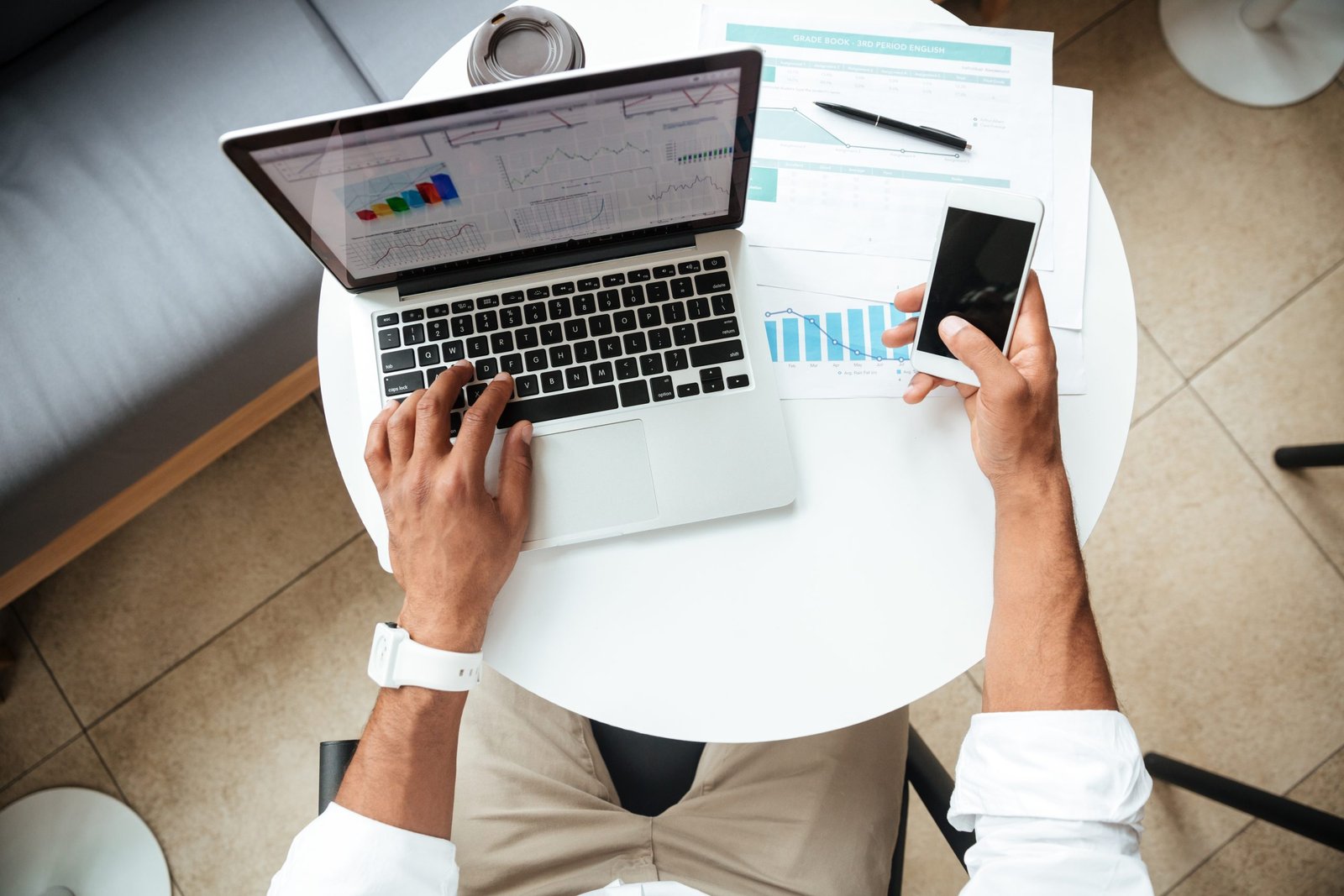 imagen vista superior joven africano sentado coworking scaled