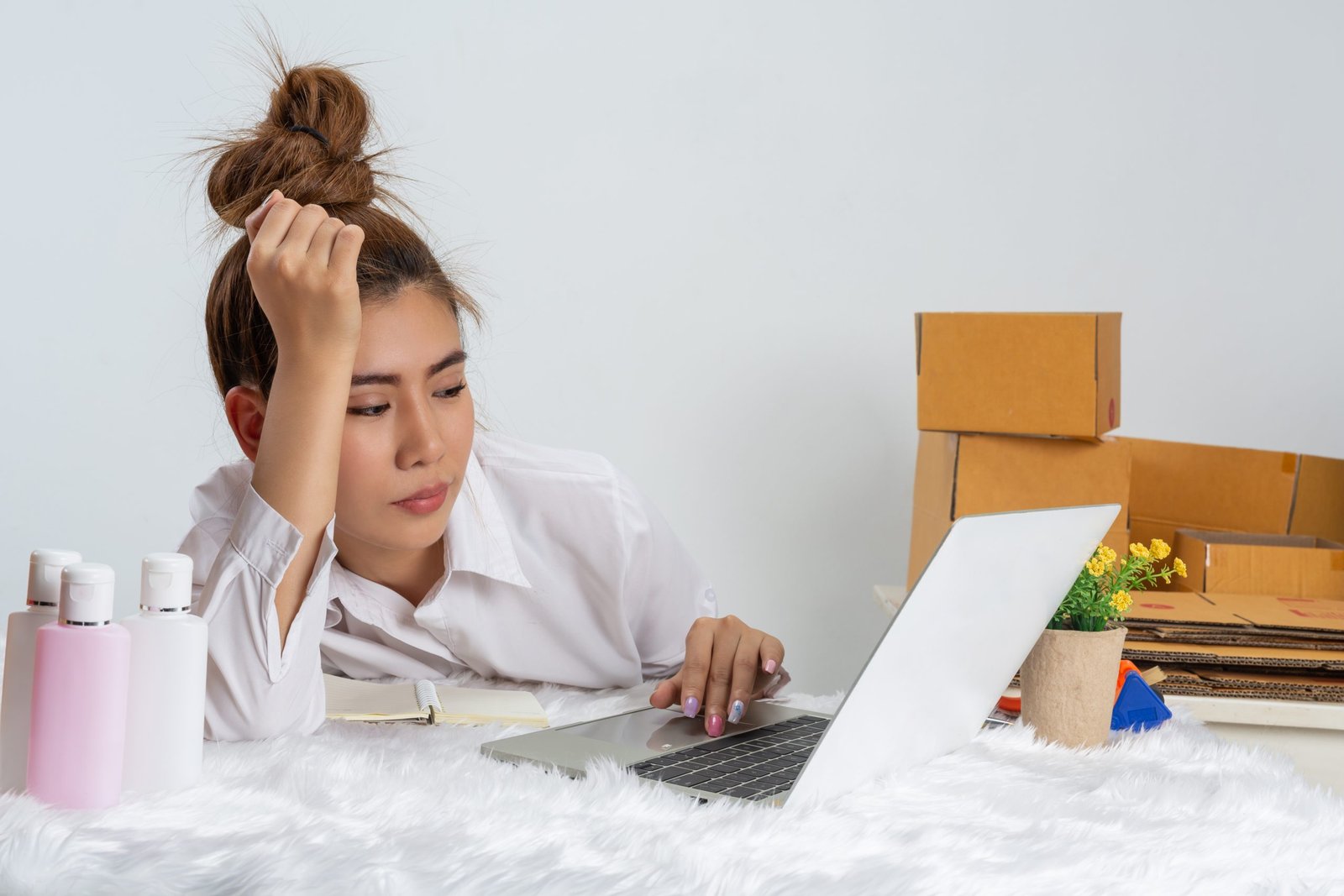 mujer negocios trabajando linea tratando responder al cliente embalaje oficina pared scaled