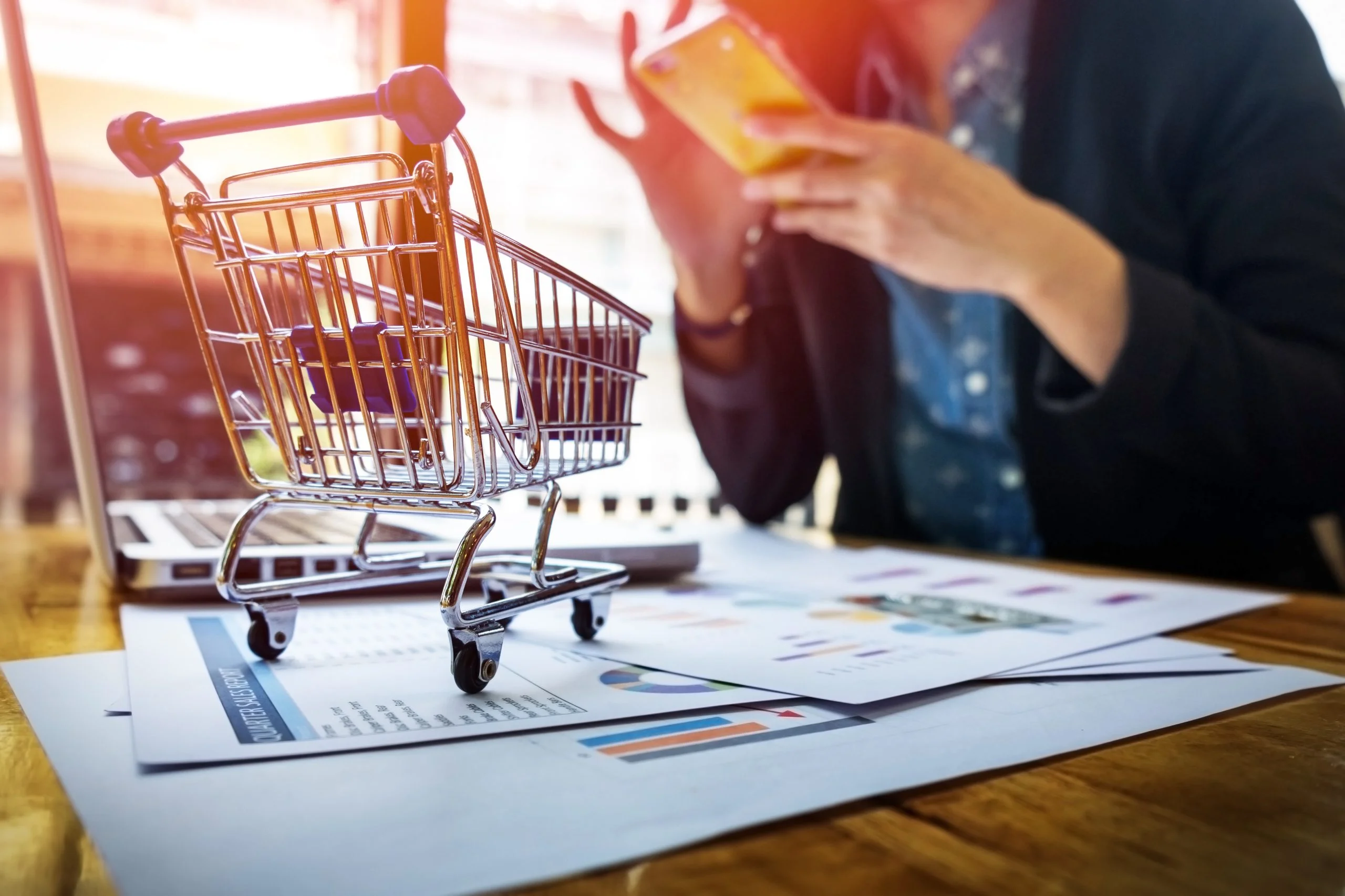imagen cosechada mujer que introduce informacion tarjeta llave telefono o ordenador portatil mientras que hace compras linea scaled