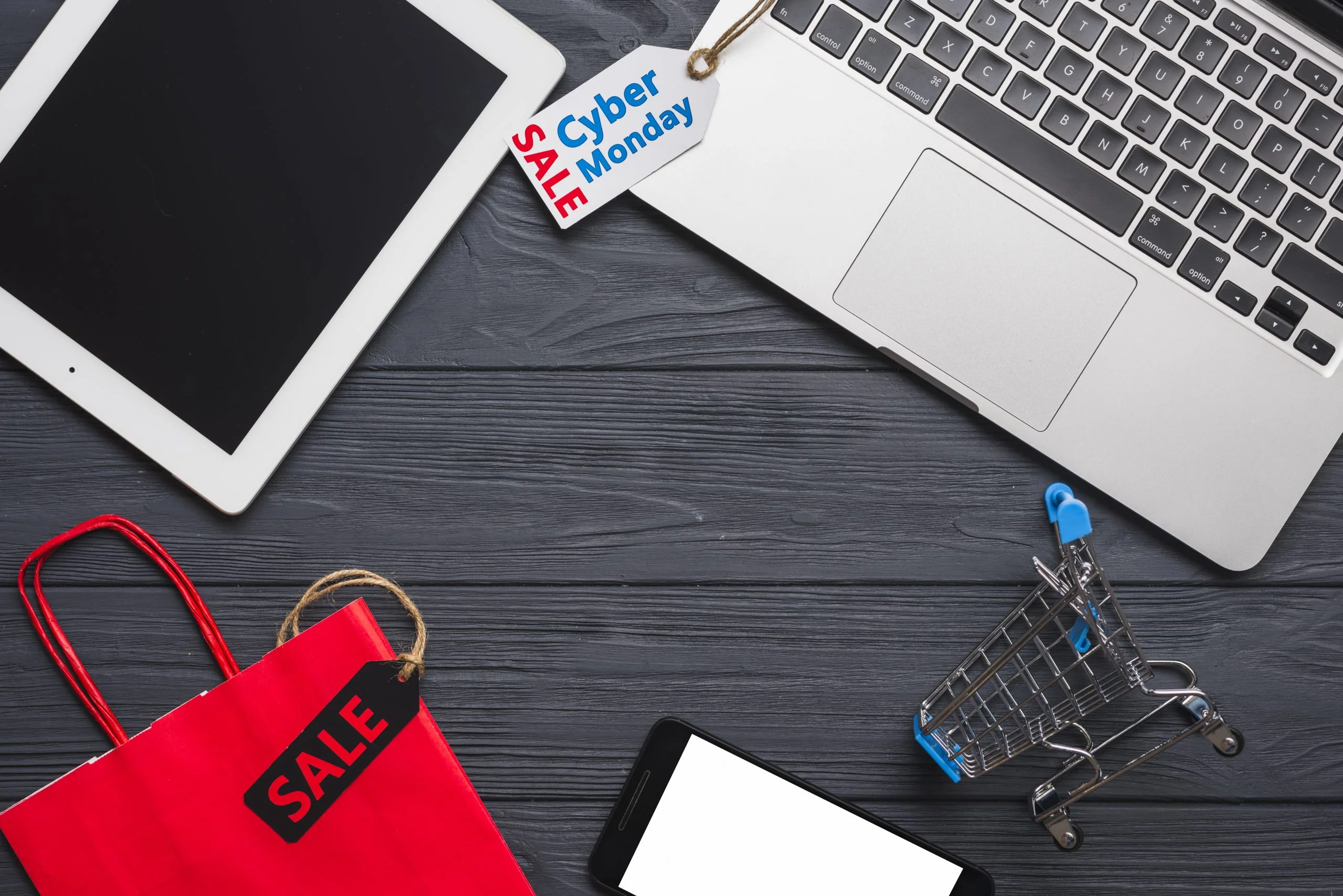 laptop cerca smartphone tags tablet paquete scaled
