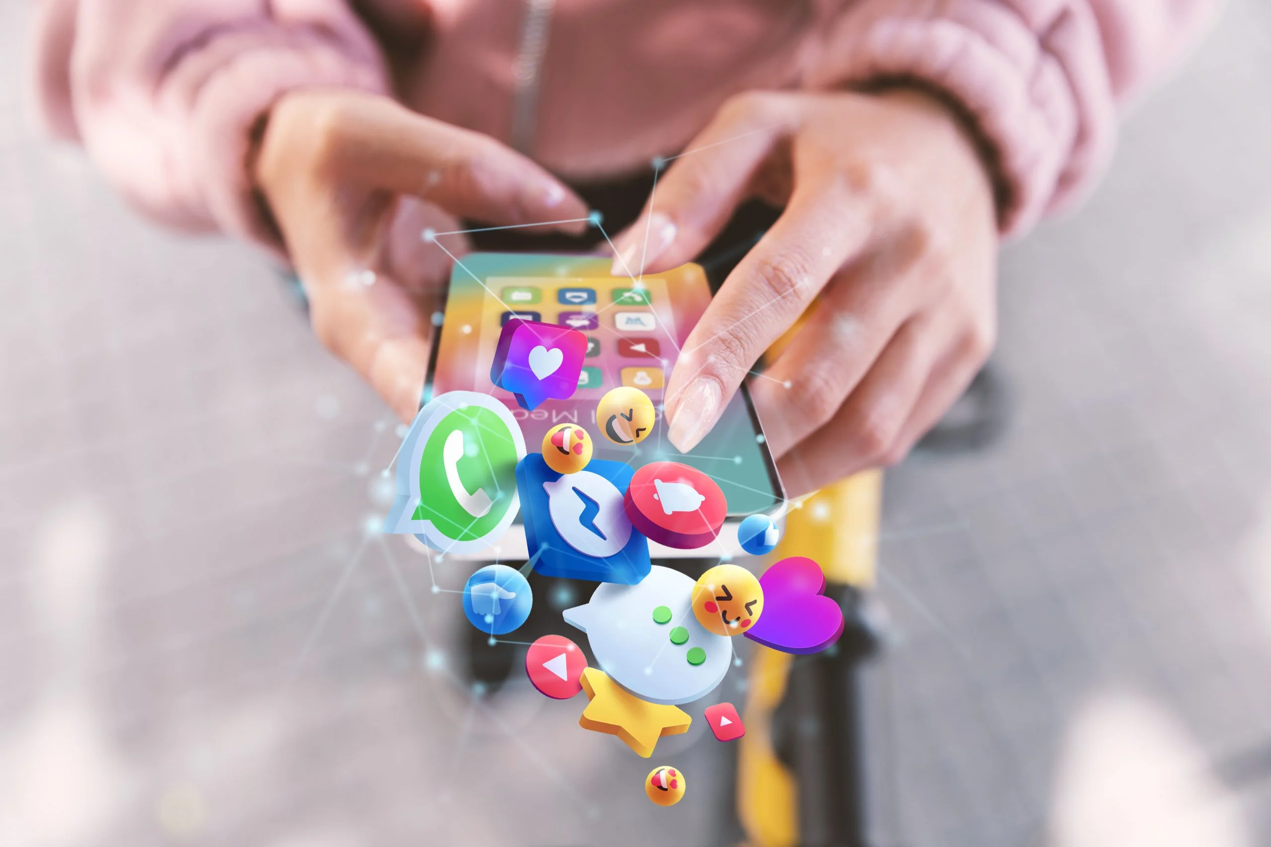 manos sosteniendo concepto redes sociales telefonos inteligentes scaled