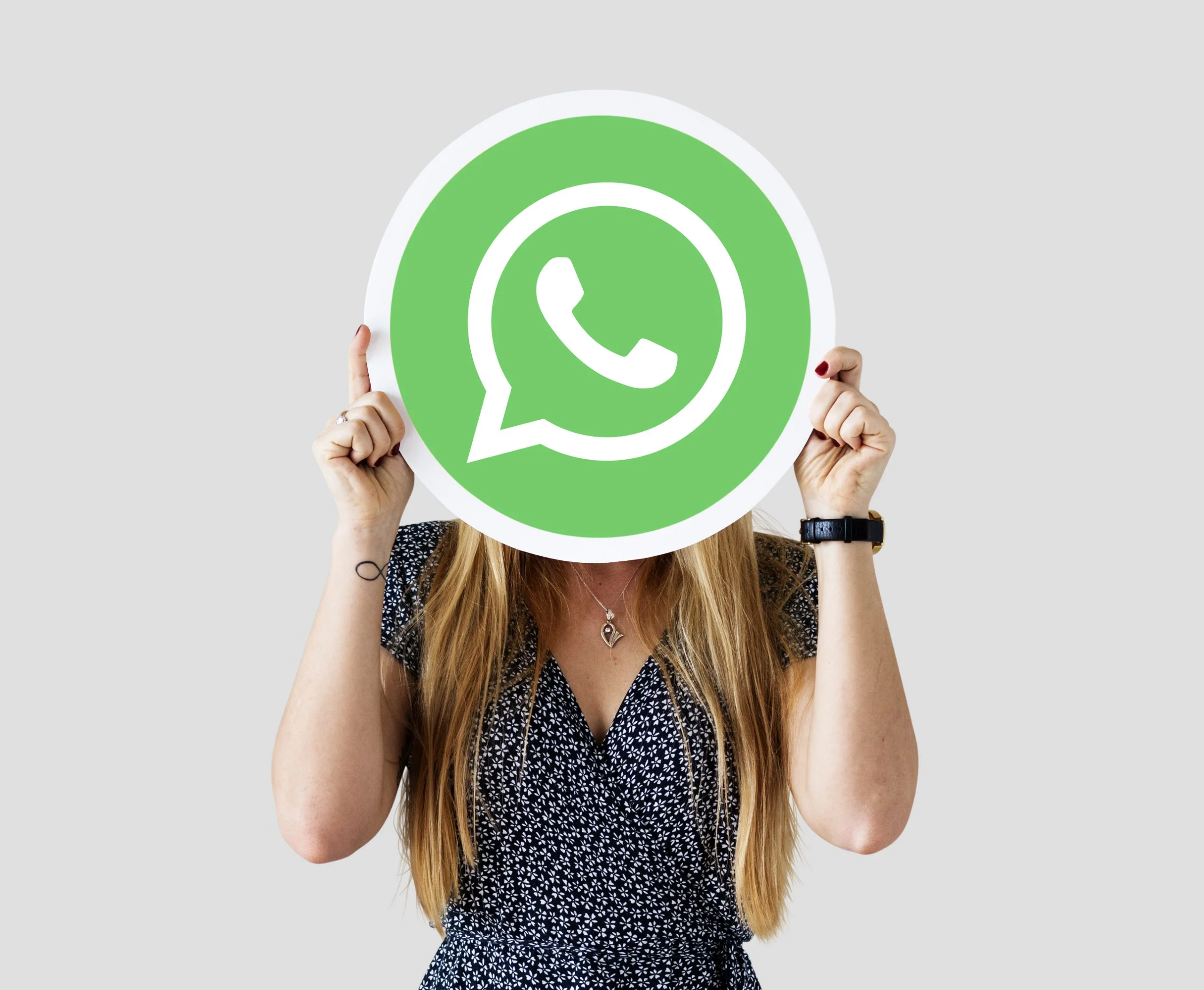 mujer mostrando icono whatsapp messenger scaled