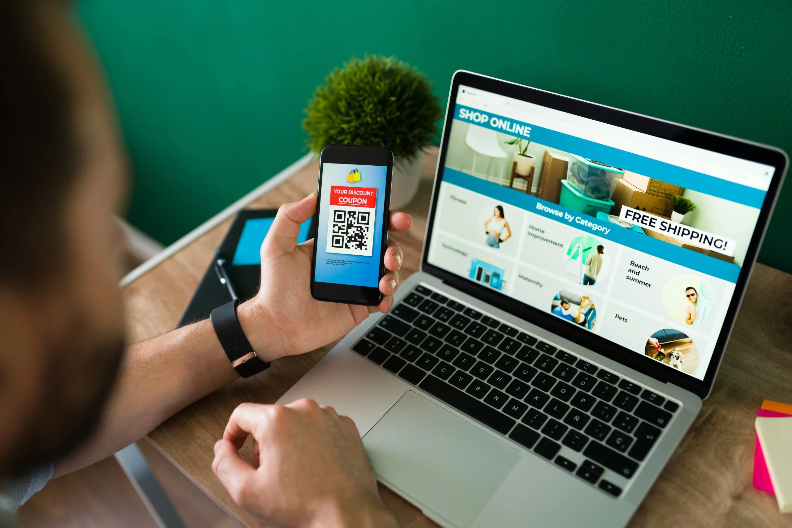 joven usando cupon descuento su telefono inteligente hacer compras linea computadora portatil scaled