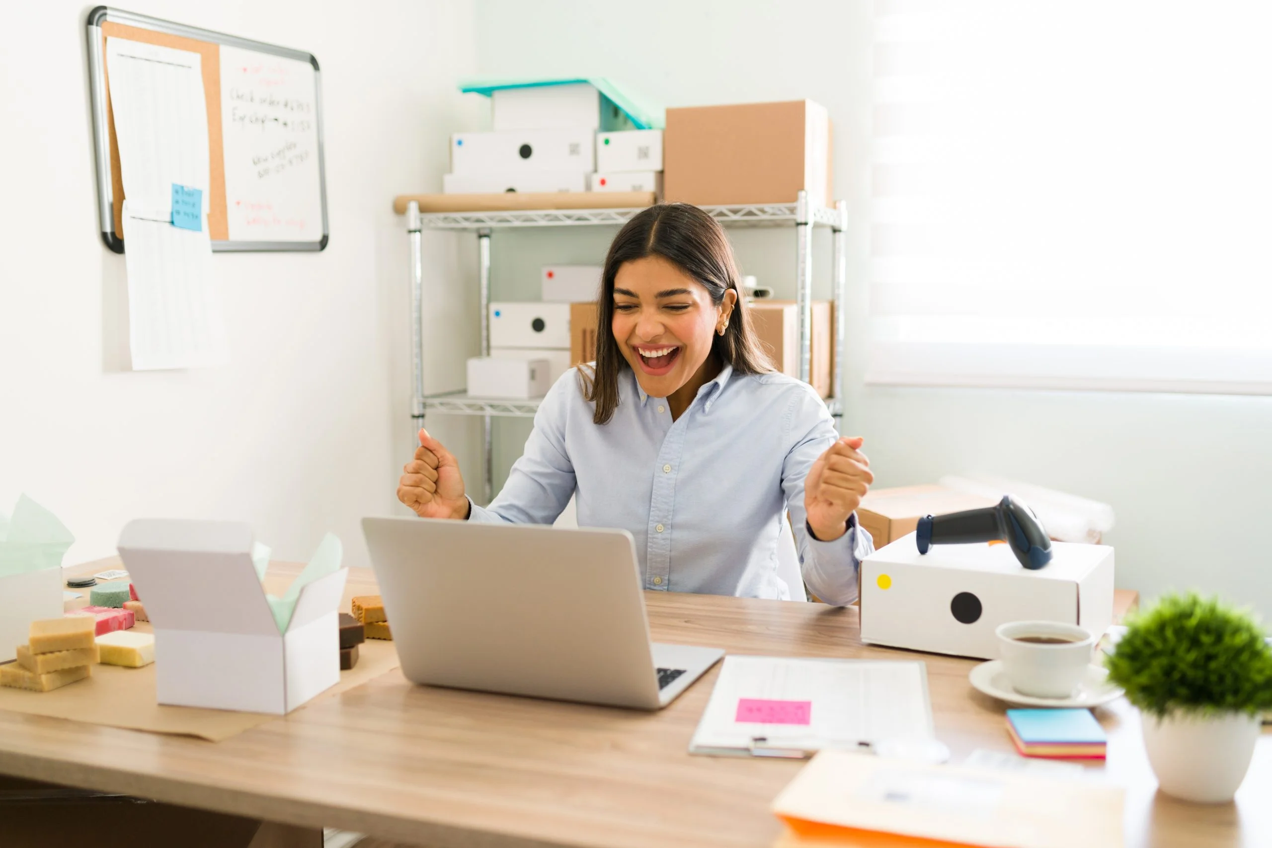 no puedo creerlo empresaria emocionada que parece sorprendida grita felicidad porque todos pedidos clientes linea scaled