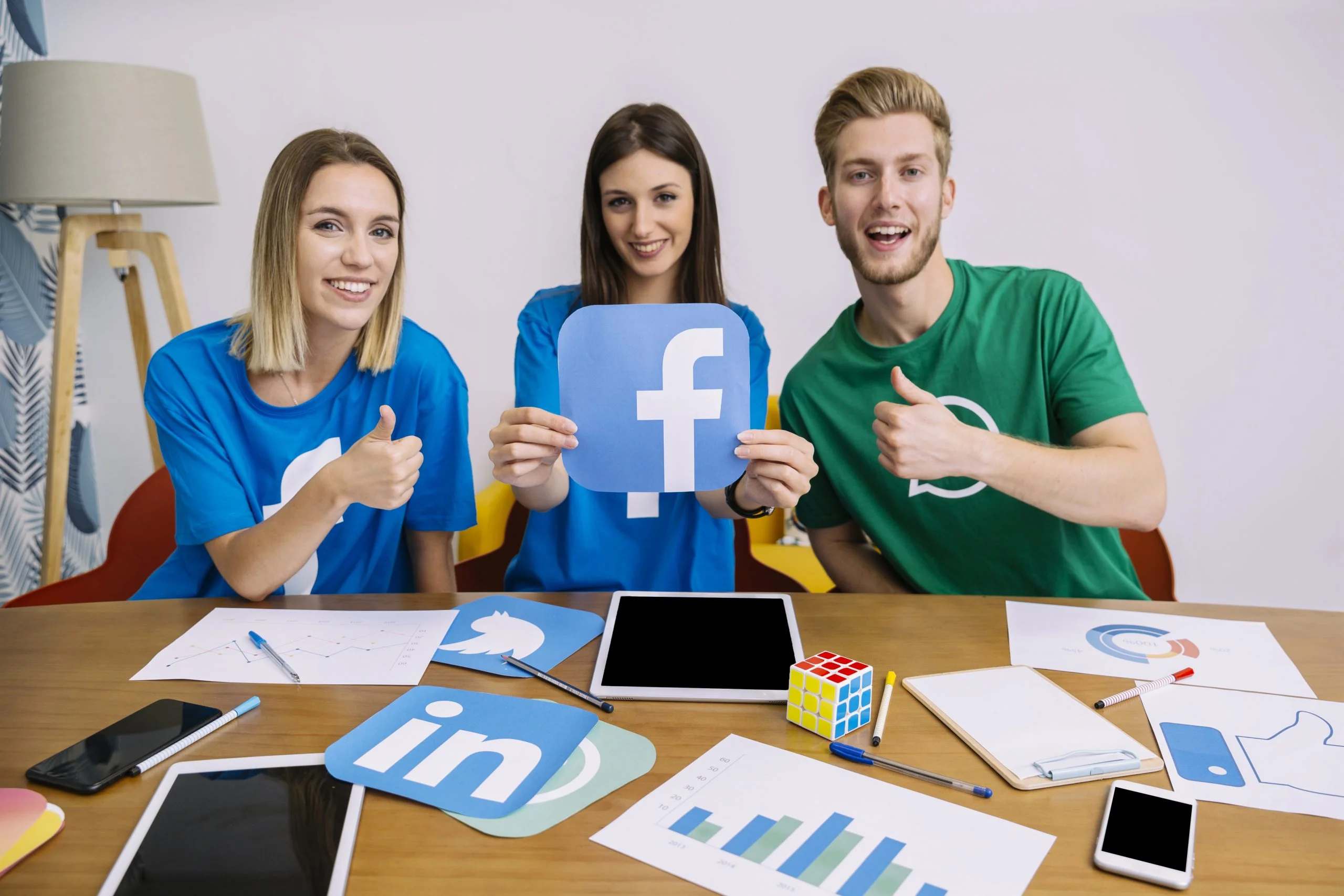 sonriente mujer sosteniendo logo facebook sus amigos mostrando signo thumbup scaled